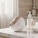 Mvolo EMS Gua Sha stimuleert collageen, verstevigt, lift en kalmeert de huid met LED, warmte & EMS dagelijks.