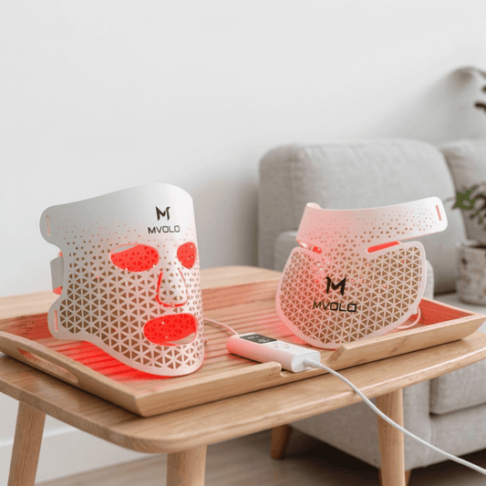 Mvolo LED Face & Halsmasker verjongt huid, vermindert rimpels & acne, en stimuleert herstel met 4 krachtige lichtgolflengten.